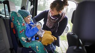 Als Kerstin P. Kleinkind und Baby ins Auto setzt, legt sie ihr Handy aufs Dach. In der Hektik vergisst sie das Gerät und fährt los. (Symbolbild)