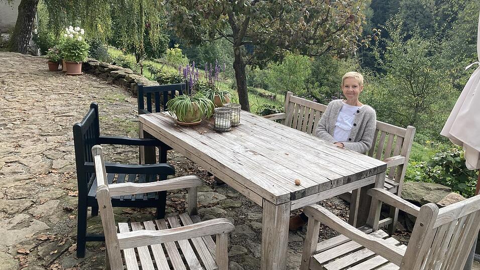 Hier ist sie zu Hause: Nicola Nagels auf der Terrasse vor ihrem kleinen Anwesen in Kreut. Hier ist sie zu Hause: Nicola Nagels auf der Terrasse vor ihrem kleinen Anwesen in Kreut.