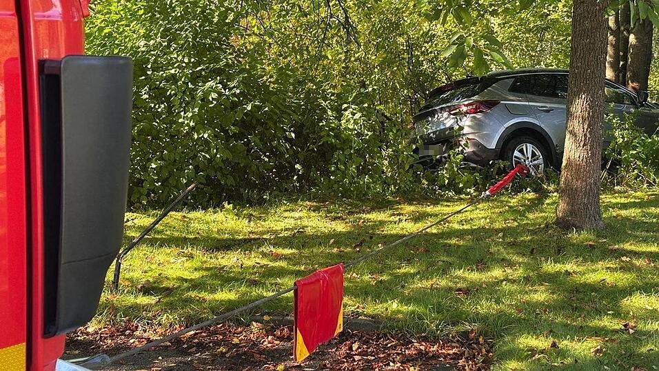 Das Fahrzeug wurde mit der Seilwinde des Feuerwehr-R&uuml;stwagens gesichert.