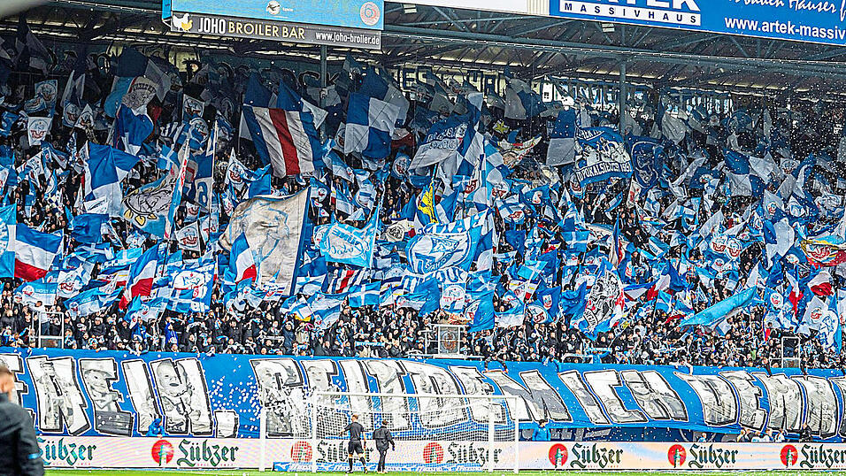 Als stimmgewaltig, aber in Teilen auch gewaltaffin gelten die Fans von Hansa Rostock (hier im Heimspiel gegen den Jahn im April). Bis zu 2.000 von ihnen werden am Samstag im Jahnstadion erwartet. Als stimmgewaltig, aber in Teilen auch gewaltaffin gelten die Fans von Hansa Rostock (hier im Heimspiel gegen den Jahn im April). Bis zu 2.000 von ihnen werden am Samstag im Jahnstadion erwartet.