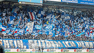 Als stimmgewaltig, aber in Teilen auch gewaltaffin gelten die Fans von Hansa Rostock (hier im Heimspiel gegen den Jahn im April). Bis zu 2.000 von ihnen werden am Samstag im Jahnstadion erwartet. Als stimmgewaltig, aber in Teilen auch gewaltaffin gelten die Fans von Hansa Rostock (hier im Heimspiel gegen den Jahn im April). Bis zu 2.000 von ihnen werden am Samstag im Jahnstadion erwartet.