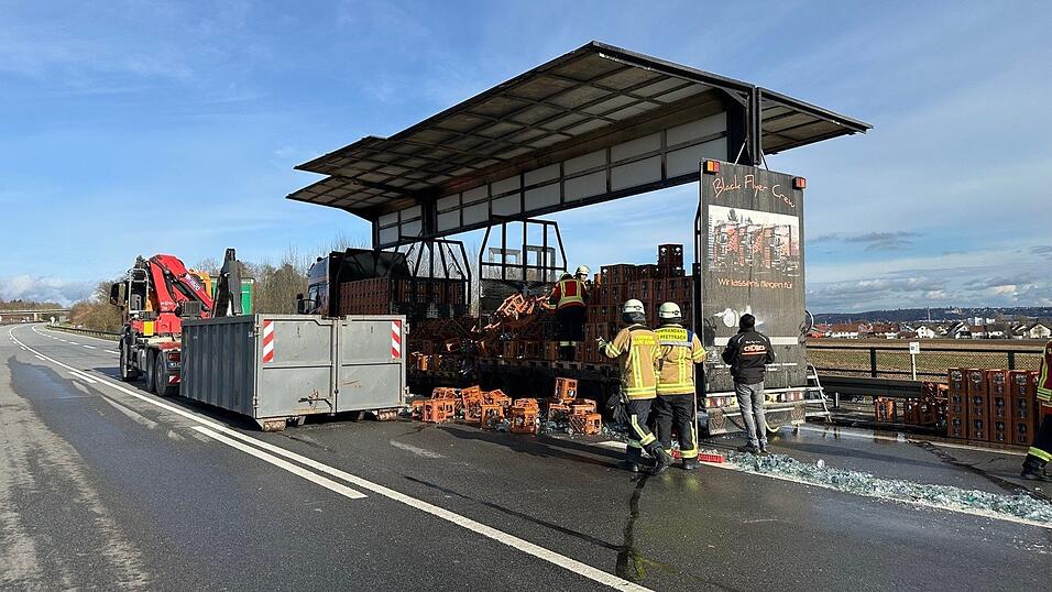 Rund 100 Getr&auml;nkekisten hat der Laster am Montag auf der A92 bei Altdorf verloren.