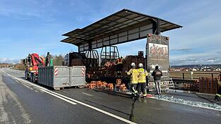 Rund 100 Getr&auml;nkekisten hat der Laster am Montag auf der A92 bei Altdorf verloren.