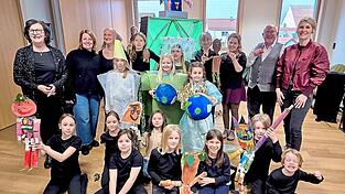 Sie alle waren beteiligt an der Landung eines Ufos mit Au&szlig;erirdischen im Nawareum und wurden von den Erdlingen und Hannelore Christ (links) freundlich aufgenommen.