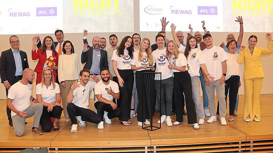 Die sechs Teams der antretenden Start-ups, die Jury und Moderatoren waren zu Schluss der Veranstaltung in ausgesprochener Jubelstimmung. Dabeisein ist letztlich alles bei der „Pitch Night“. Die sechs Teams der antretenden Start-ups, die Jury und Moderatoren waren zu Schluss der Veranstaltung in ausgesprochener Jubelstimmung. Dabeisein ist letztlich alles bei der „Pitch Night“.