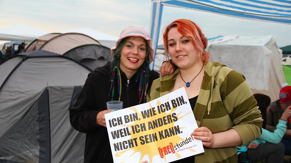 Die Besucher des Pfingst-Open-Airs in Salching sind schon in Feierlaune, aufgenommen von David Voltz am Freitag. Die Besucher des Pfingst-Open-Airs in Salching sind schon in Feierlaune, aufgenommen von David Voltz am Freitag.