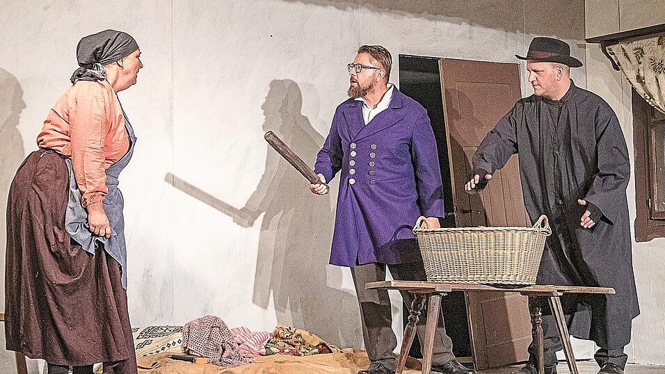 Macht der Leopold Leitner (Christian Pfeffer, rechts) sein Unrecht wieder gut und kann so dem Jammertal nach dem Tode entrinnen? In der Szene geht der Bruckner (Philipp Stauber) seine Magd Josefa (Tanja Hebert) an, die ein Bankert vom Seelenhofer hat.