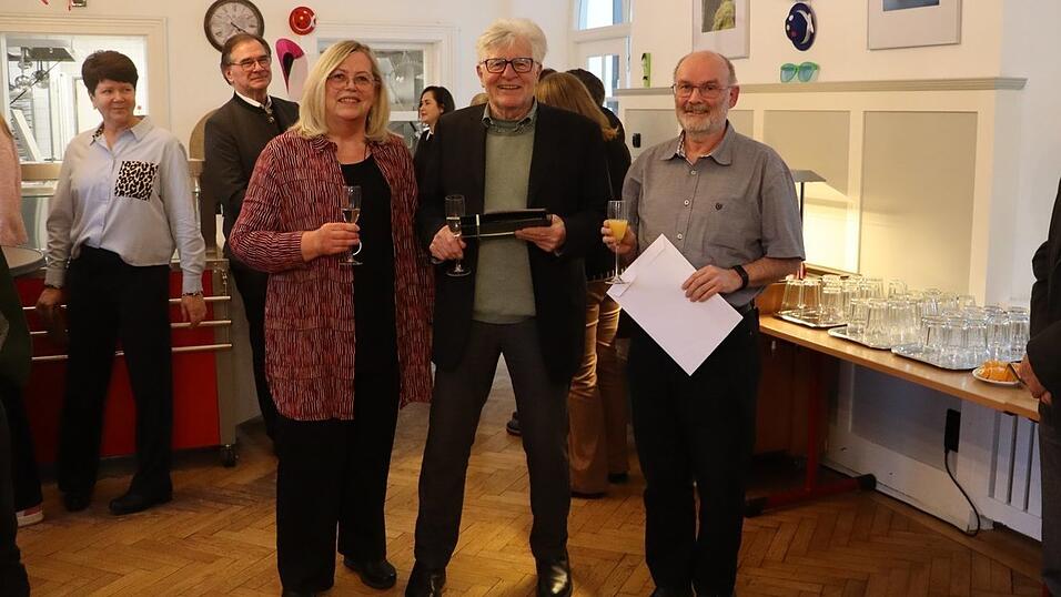 Mitarbeiterin Susanne Feder und Christian F&ouml;ckersperger (rechts) schenkten Peter Scholz zum Abschied einen &bdquo;Ehrenparkplatz&ldquo;.