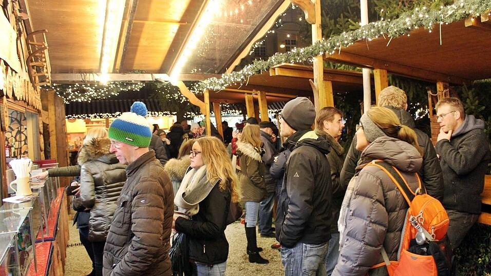Am Donnerstagabend ist der Landshuter Christkindlmarkt eröffnet worden. Am Donnerstagabend ist der Landshuter Christkindlmarkt eröffnet worden.