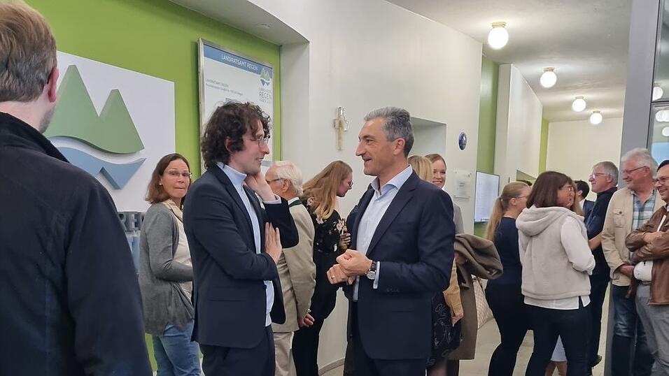 Dennis Schötz (SPD) und Landratskandidat Ronny Raith im Landratsamt.