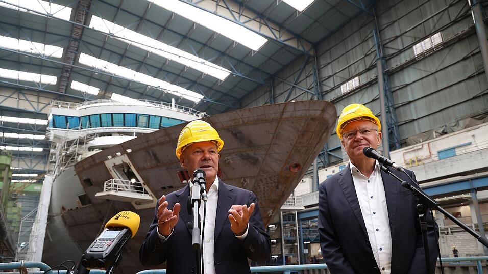 Bundeskanzler Olaf Scholz (SPD, l) und Stephan Weil (SPD), Ministerpräsident von Niedersachsen, geben in einer Werkshalle der Meyer Werft ein Presse-Statement ab. Bundeskanzler Olaf Scholz (SPD, l) und Stephan Weil (SPD), Ministerpräsident von Niedersachsen, geben in einer Werkshalle der Meyer Werft ein Presse-Statement ab.