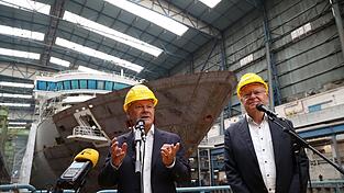 Bundeskanzler Olaf Scholz (SPD, l) und Stephan Weil (SPD), Ministerpräsident von Niedersachsen, geben in einer Werkshalle der Meyer Werft ein Presse-Statement ab.