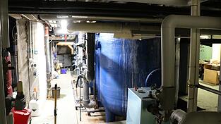 Beengt: Unter dem Hallenbad ist die Technik untergebracht. Die Filteranlage ist fast 30 Jahre alt. Beengt: Unter dem Hallenbad ist die Technik untergebracht. Die Filteranlage ist fast 30 Jahre alt.