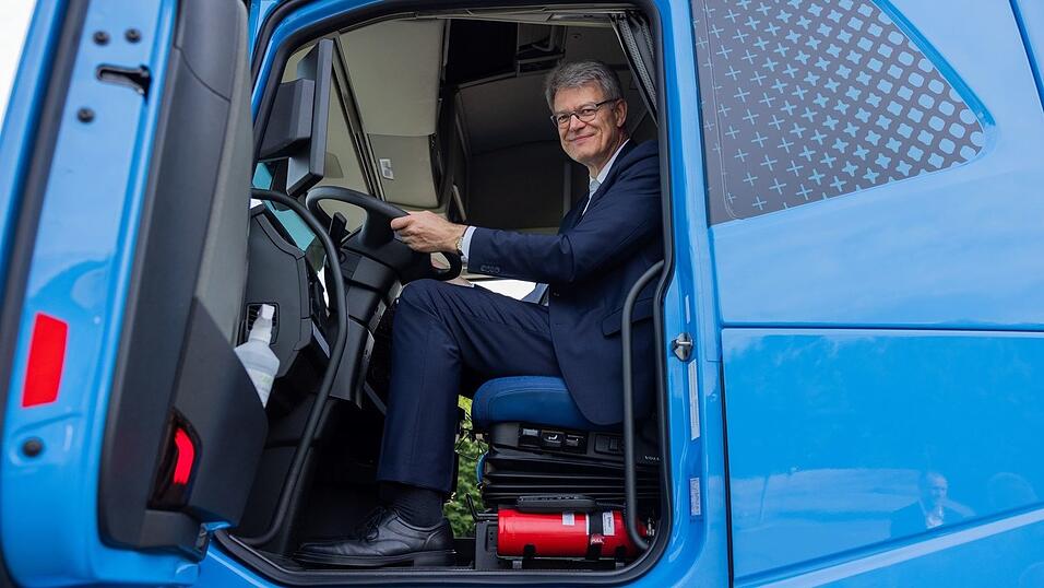 Der Bundesverkehrsminister gibt den Startschuss f&uuml;r das SID-Tool.