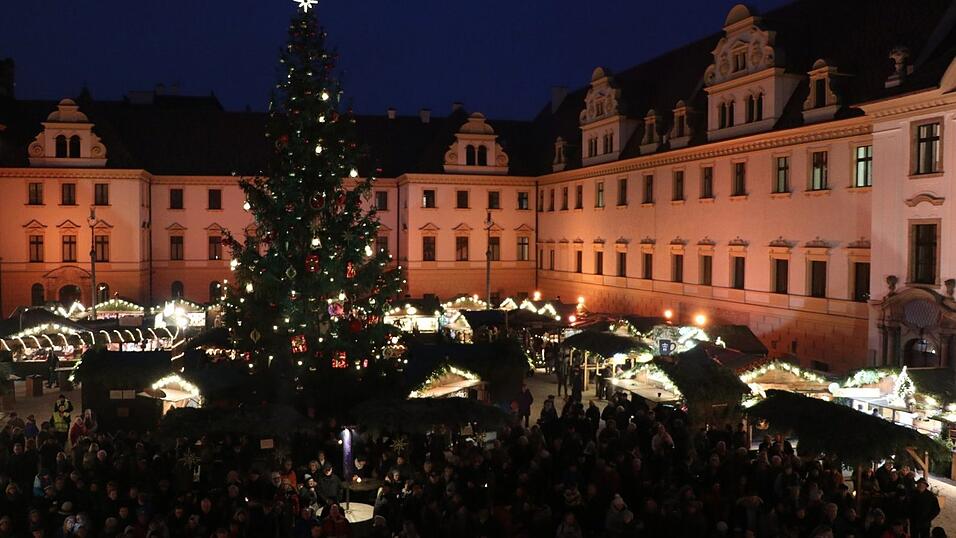 Der Weihnachtsmarkt auf Schloss Sankt Emmeram in Regensburg wurde am Freitag feierlich er&ouml;ffnet.