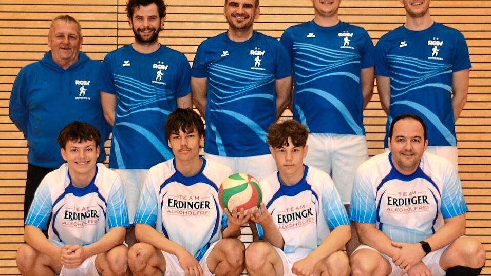 Die Moosburger Fu&szlig;balltennisler um Martin Hofmair (hinten v. li.), Jakob Held, Tobias Grie&szlig;er, Andreas Spendel, Tobias Spendel sowie Hannes Grie&szlig;er (vorne v. li.), Leonhard Heinz, Leonhard Held und Thiago Desani Da Silva waren mit dem Auftritt beim Bayernpokal sehr zufrieden.