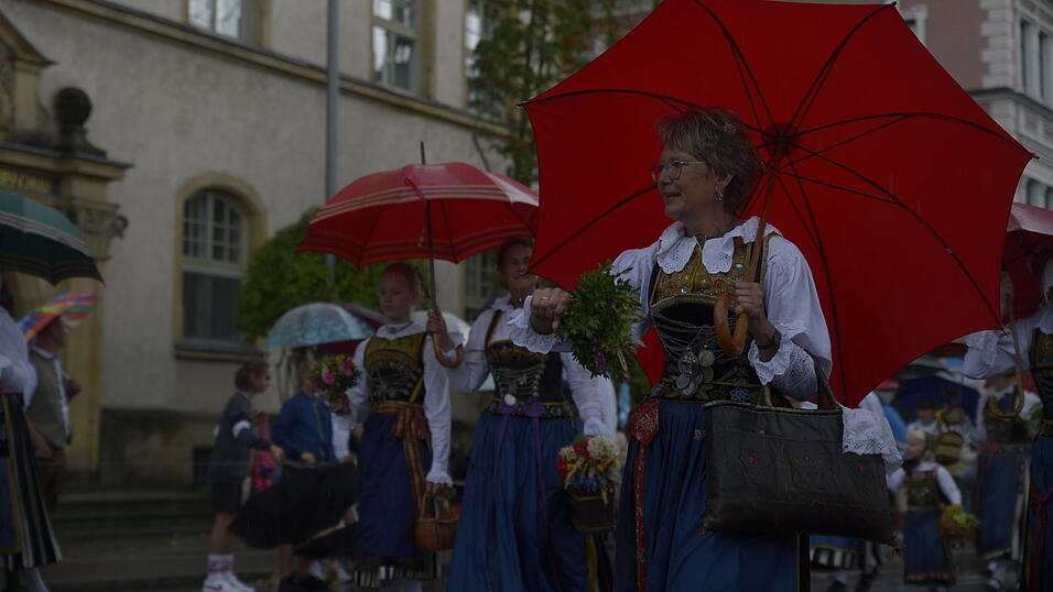 Zahlreiche Musik- und Trachtengruppen zogen nach dreij&auml;hriger Pause am Freitagabend zum Festplatz Am Hagen.&nbsp;