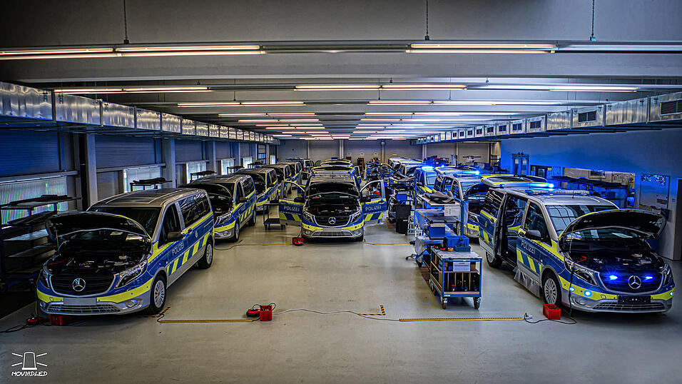Zivile Mercedes Vito werden in den Hallen von Haberl Electronic zu Polizeiautos. Komplett mit der typischen blau-gelben Folierung, Blaulicht und vor allem jeder Menge Einsatztechnik an Bord. Zivile Mercedes Vito werden in den Hallen von Haberl Electronic zu Polizeiautos. Komplett mit der typischen blau-gelben Folierung, Blaulicht und vor allem jeder Menge Einsatztechnik an Bord.