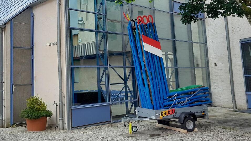 Das Wochenende verbrachte die 'L'-Skulptur im Kastenhof-Innenhof 'hinter Gittern'. Das Wochenende verbrachte die 'L'-Skulptur im Kastenhof-Innenhof 'hinter Gittern'.