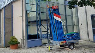 Das Wochenende verbrachte die 'L'-Skulptur im Kastenhof-Innenhof 'hinter Gittern'. Das Wochenende verbrachte die 'L'-Skulptur im Kastenhof-Innenhof 'hinter Gittern'.