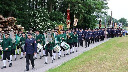 Der Kirchenfestzug zur Festwiese, angeführt von Feuerwehrvorsitzenden Reinhard Högl und der Jubiläumswehr sowie dem Spielmannszug Hörgertshausen.