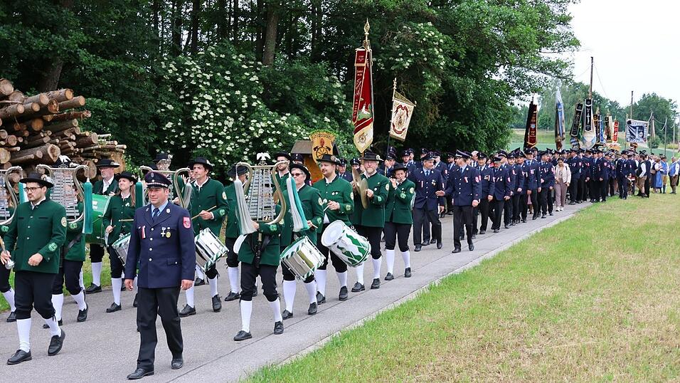 Der Kirchenfestzug zur Festwiese, angeführt von Feuerwehrvorsitzenden Reinhard Högl und der Jubiläumswehr sowie dem Spielmannszug Hörgertshausen.