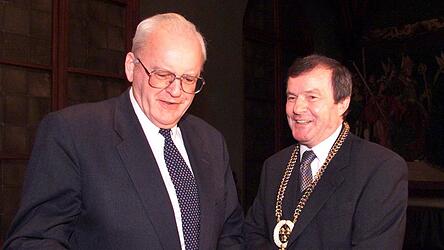 Im November 1999 erhielt der ehemalige Bundespr&auml;sident Roman Herzog die Ehrenb&uuml;rgerschaft der Stadt Landshut. Oberb&uuml;rgermeister Deimer trug die H&ouml;gner-Kette.
