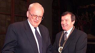Im November 1999 erhielt der ehemalige Bundespräsident Roman Herzog die Ehrenbürgerschaft der Stadt Landshut. Oberbürgermeister Deimer trug die Högner-Kette. Im November 1999 erhielt der ehemalige Bundespräsident Roman Herzog die Ehrenbürgerschaft der Stadt Landshut. Oberbürgermeister Deimer trug die Högner-Kette.