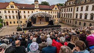 Zuschauer sitzen w&auml;hrend der Thurn-und-Taxis-Schlossfestspiele mit der Oper 'Nabucco' im F&uuml;rstenschloss St. Emmeram. Dieses Jahr f&auml;llt das Festival wegen der Corona-Krise flach (Archivbild).