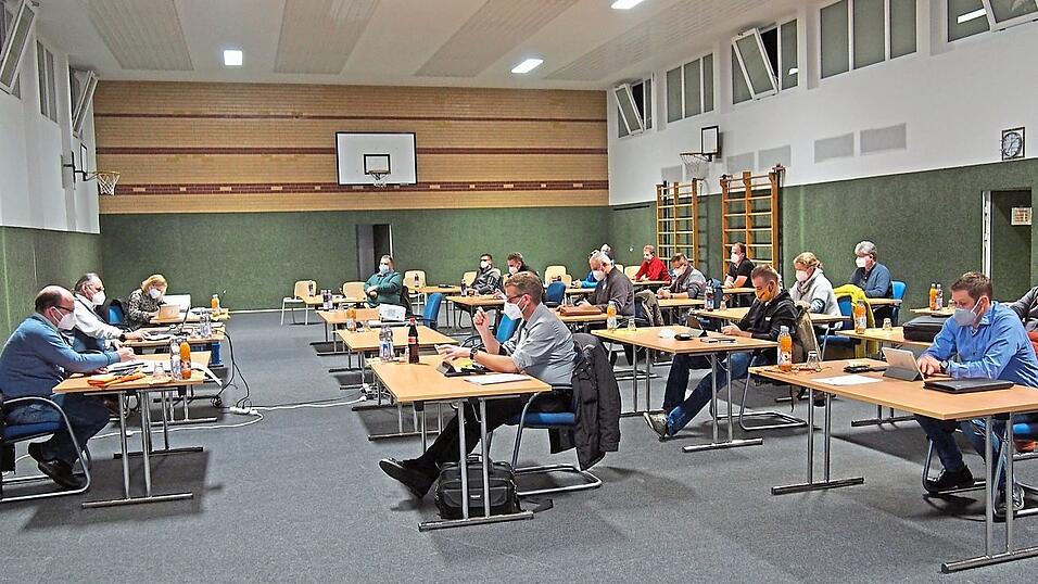 Die Marktgemeinder&auml;te tagten in der Einfachsporthalle mit Masken am Platz.