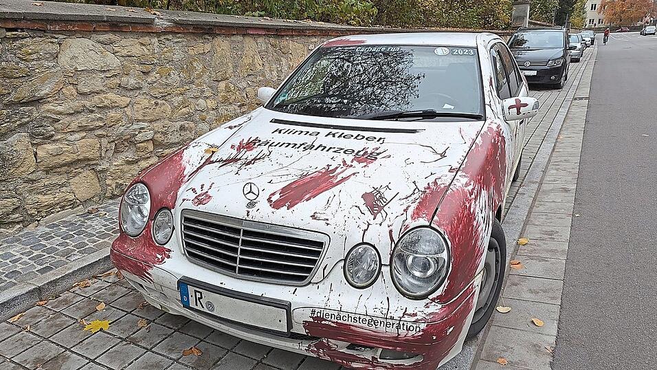Als sei der Fahrer gerade mitten in eine Menschenmenge hinein gerast, sieht die Rallye-Bemalung des 'Klima Kleber R&auml;umfahrzeugs' aus.