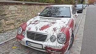 Als sei der Fahrer gerade mitten in eine Menschenmenge hinein gerast, sieht die Rallye-Bemalung des 'Klima Kleber Räumfahrzeugs' aus. Als sei der Fahrer gerade mitten in eine Menschenmenge hinein gerast, sieht die Rallye-Bemalung des 'Klima Kleber Räumfahrzeugs' aus.