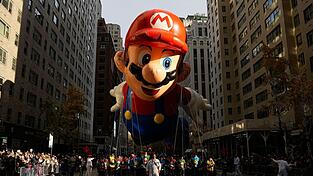 Super Mario zieht zu Thanksgiving durch New Yorks Häuserschluchten.