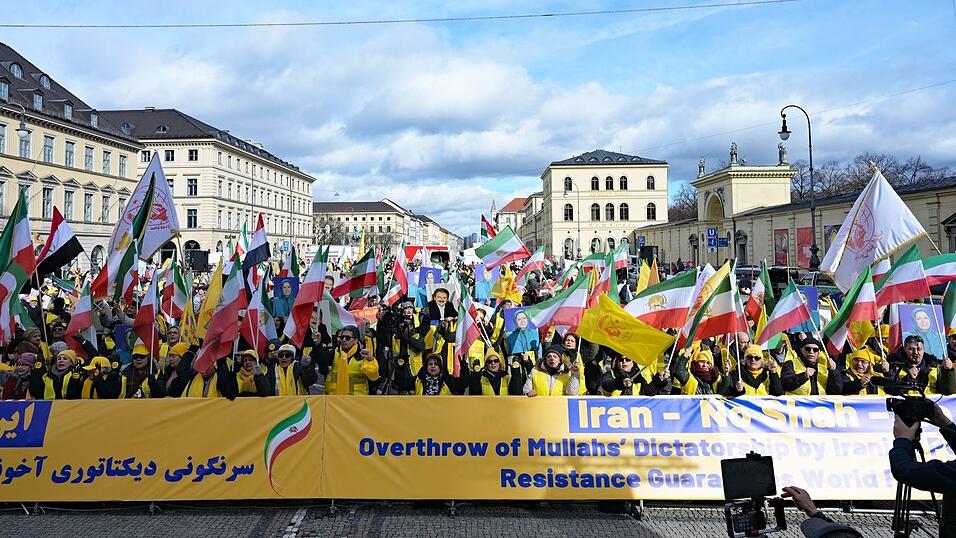 Bereits am Freitag demonstrierten Menschen in der Münchner Innenstadt anlässlich der Münchner Sicherheitskonferenz. Am Samstag soll es nach Veranstalterangaben eine Versammlung mit 100.000 Teilnehmerinnen und Teilnehmern zur politischen Situation im Iran geben. Bereits am Freitag demonstrierten Menschen in der Münchner Innenstadt anlässlich der Münchner Sicherheitskonferenz. Am Samstag soll es nach Veranstalterangaben eine Versammlung mit 100.000 Teilnehmerinnen und Teilnehmern zur politischen Situation im Iran geben.