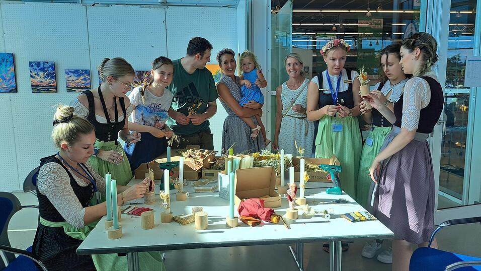 Die kostenlosen Workshops der Kunstwerkstatt finden um 14 Uhr auf der Galerie der Joseph-von-Fraunhofer-Halle statt.