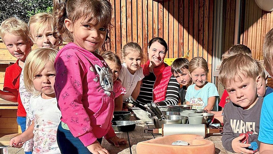 „Wir sind gut gestartet“: Kinderhaus-Leiterin Andrea Winklmüller im Kreis eines Teils ihrer Schützlinge. „Wir sind gut gestartet“: Kinderhaus-Leiterin Andrea Winklmüller im Kreis eines Teils ihrer Schützlinge.