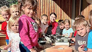 „Wir sind gut gestartet“: Kinderhaus-Leiterin Andrea Winklmüller im Kreis eines Teils ihrer Schützlinge.