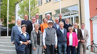 Mit Edgar Fellner von der SPD und Martin Huber von der CSU (vorne Mitte) finden sich zwei altgediente Stadtr&auml;te fortan nicht mehr im Gremium, die einen Erfahrungsschatz von 54 bzw. 48 Jahre im Gremium auf sich vereinen konnten. Unser Bild zeigt die insgesamt 13 scheidenden Ratsmitglieder, flankiert von den drei B&uuml;rgermeistern, beim Erinnerungsfoto auf den Rathaustreppen. Fotos: