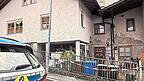 In einem Mehrfamilienhaus in Zwiesel soll ein heute 38 Jahre alter Mann im Sommer 2025 drei Menschen ermordet haben. Im Anschluss stellte er sich selbst der Polizei in Österreich. In einem Mehrfamilienhaus in Zwiesel soll ein heute 38 Jahre alter Mann im Sommer 2025 drei Menschen ermordet haben. Im Anschluss stellte er sich selbst der Polizei in Österreich.