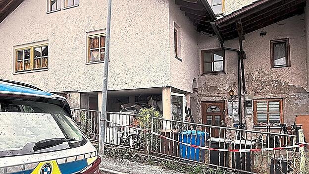 In einem Mehrfamilienhaus in Zwiesel soll ein heute 38 Jahre alter Mann im Sommer 2025 drei Menschen ermordet haben. Im Anschluss stellte er sich selbst der Polizei in &Ouml;sterreich.