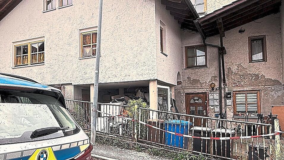 In einem Mehrfamilienhaus in Zwiesel soll ein heute 38 Jahre alter Mann im Sommer 2025 drei Menschen ermordet haben. Im Anschluss stellte er sich selbst der Polizei in Österreich. In einem Mehrfamilienhaus in Zwiesel soll ein heute 38 Jahre alter Mann im Sommer 2025 drei Menschen ermordet haben. Im Anschluss stellte er sich selbst der Polizei in Österreich.