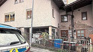 In einem Mehrfamilienhaus in Zwiesel soll ein heute 38 Jahre alter Mann im Sommer 2025 drei Menschen ermordet haben. Im Anschluss stellte er sich selbst der Polizei in Österreich. In einem Mehrfamilienhaus in Zwiesel soll ein heute 38 Jahre alter Mann im Sommer 2025 drei Menschen ermordet haben. Im Anschluss stellte er sich selbst der Polizei in Österreich.