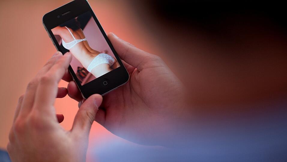 Bislang können etwa heimliche Fotos oder Videos vom bekleideten Intimbereich aus sexueller Motivation nicht bestraft werden. Bislang können etwa heimliche Fotos oder Videos vom bekleideten Intimbereich aus sexueller Motivation nicht bestraft werden.