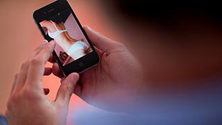 Bislang können etwa heimliche Fotos oder Videos vom bekleideten Intimbereich aus sexueller Motivation nicht bestraft werden. Bislang können etwa heimliche Fotos oder Videos vom bekleideten Intimbereich aus sexueller Motivation nicht bestraft werden.