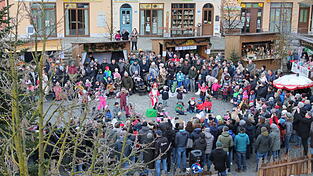 Mit einem Singspiel eröffnete das Kinderhaus den Markt. Mit einem Singspiel eröffnete das Kinderhaus den Markt.