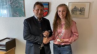 B&uuml;rgermeister Franz Haberl &uuml;bergibt die Rathausschl&uuml;ssel an die Nachfolgerin Veronika Traurig.
