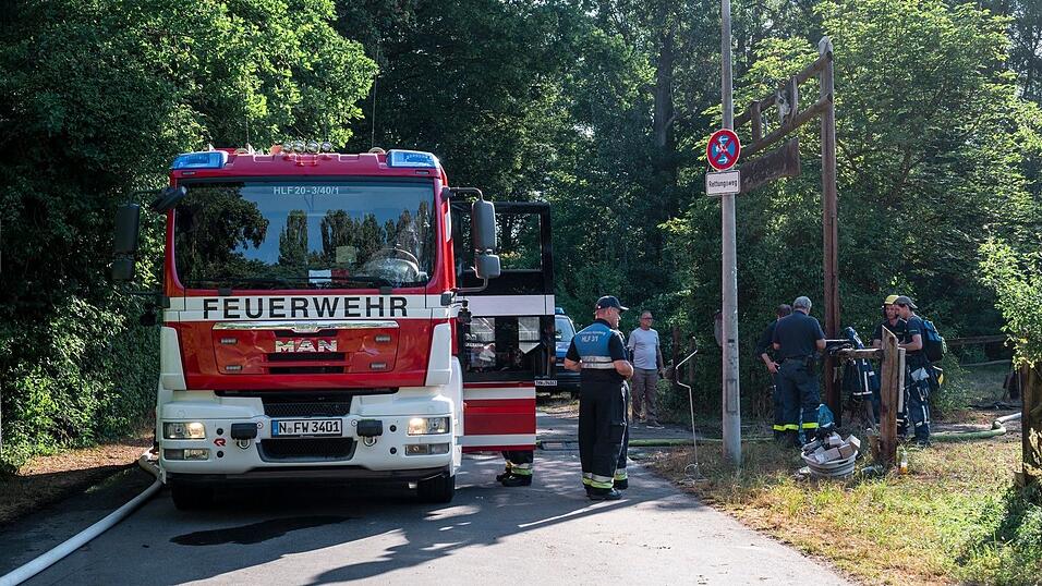 Einsatzkräfte der Feuerwehr überwachen das Areal auch Stunden nach dem Feuer. Einsatzkräfte der Feuerwehr überwachen das Areal auch Stunden nach dem Feuer.