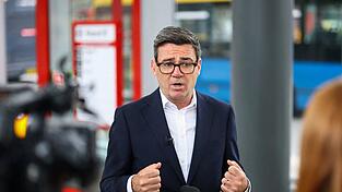 Premierminister Andy Burnham bekam Nachrichten von jemandem, der sich als Trump-Beraterin ausgab - und wurde misstrauisch.