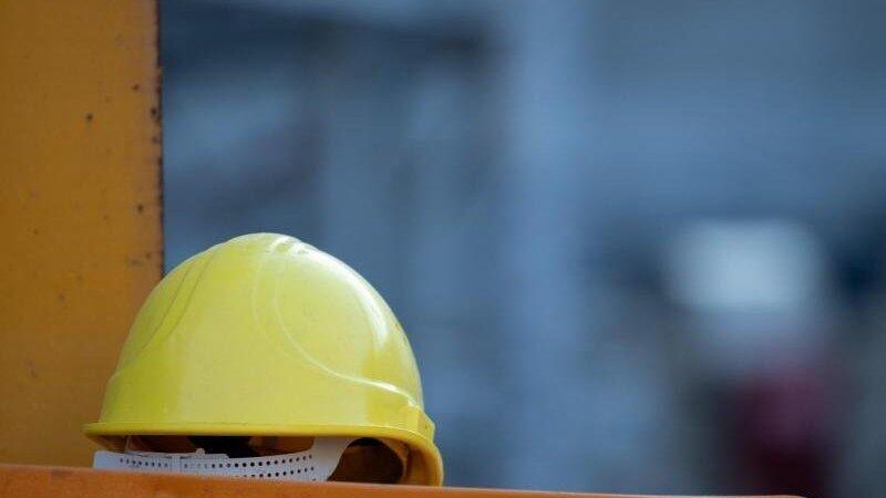 In Eging am See ist am Samstagvormittag ein junger Bauarbeiter schwer verletzt worden. Ihm fiel ein etwa 400 Kilogramm schwerer Stahlträger auf den Fuß. (Symbolbild) In Eging am See ist am Samstagvormittag ein junger Bauarbeiter schwer verletzt worden. Ihm fiel ein etwa 400 Kilogramm schwerer Stahlträger auf den Fuß. (Symbolbild)