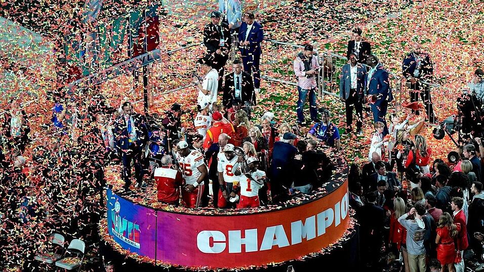 Kansas City Chiefs Running Back Jerick McKinnon (1) hält die Vince Lombardi Trophy in die Höhe. Kansas City Chiefs Running Back Jerick McKinnon (1) hält die Vince Lombardi Trophy in die Höhe.